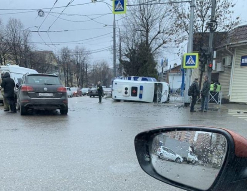 ДТП со «скорой» в Краснодаре, где пострадали 7 человек, попало на видео 
