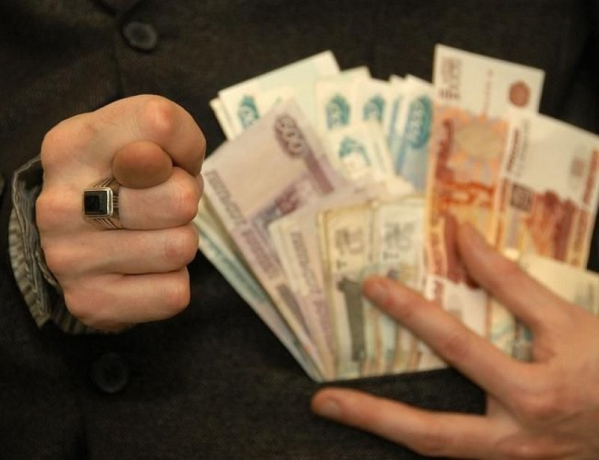 На Кубани бухгалтер в медучреждении сама себя награждала премиями 