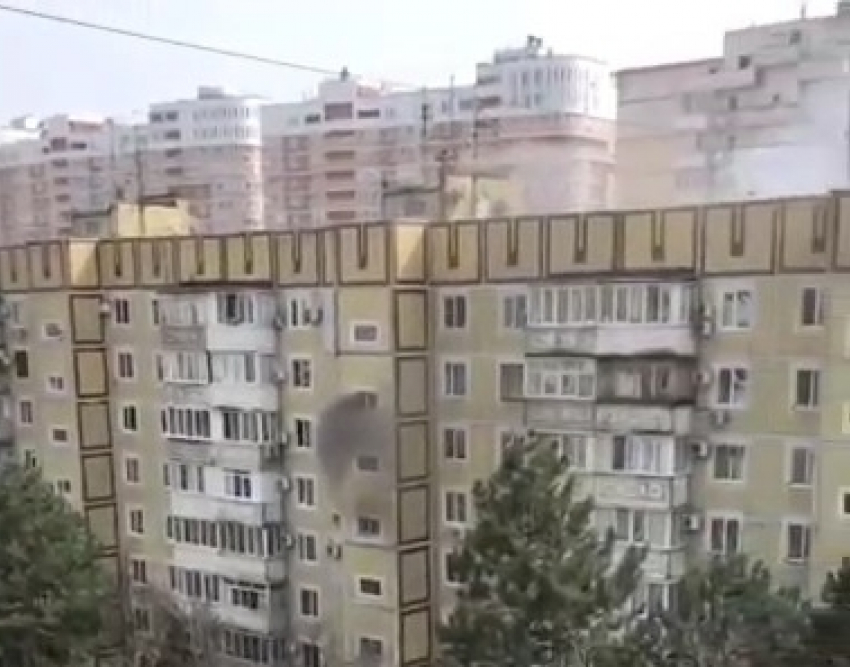 В Краснодаре эвакуировали десятки людей из-за пожара в многоэтажке
