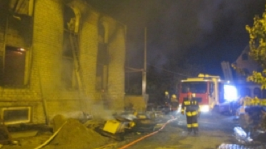 В Краснодаре горел двухэтажный дом