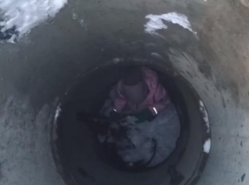 В Краснодаре завели уголовку после падения девочки в открытый люк