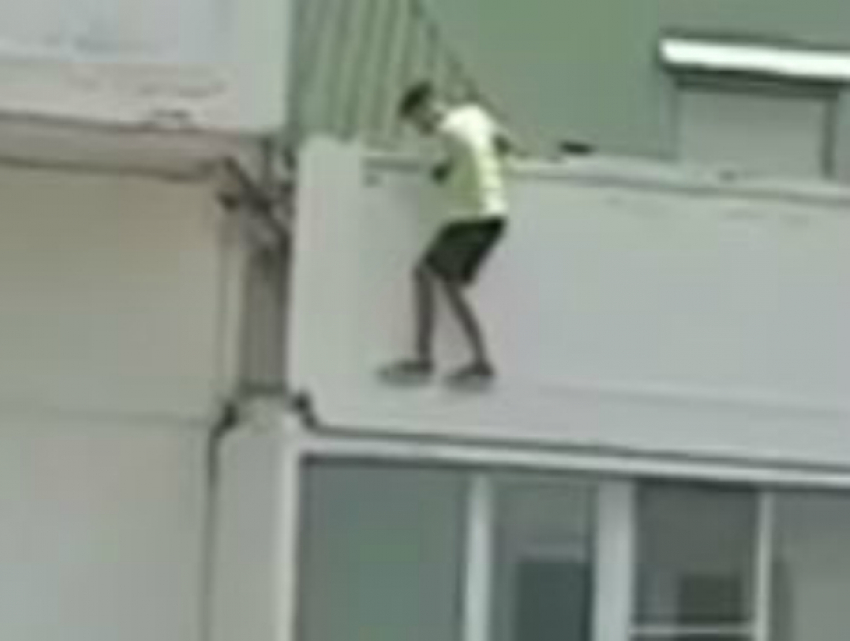«Недетские развлечения»: в Краснодаре повисшего на балконе многоэтажки мальчика сняли на видео