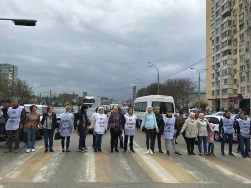  Дольщики ЖК «Фрегат» перекрыли улицы Уральскую и Симферопольскую в Краснодаре 