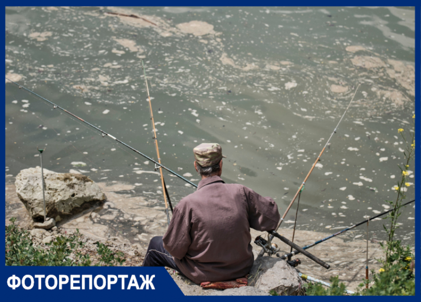Караси среди фекалий и средств женской гигиены: что ловят рыбаки в реке Кубань в Краснодаре