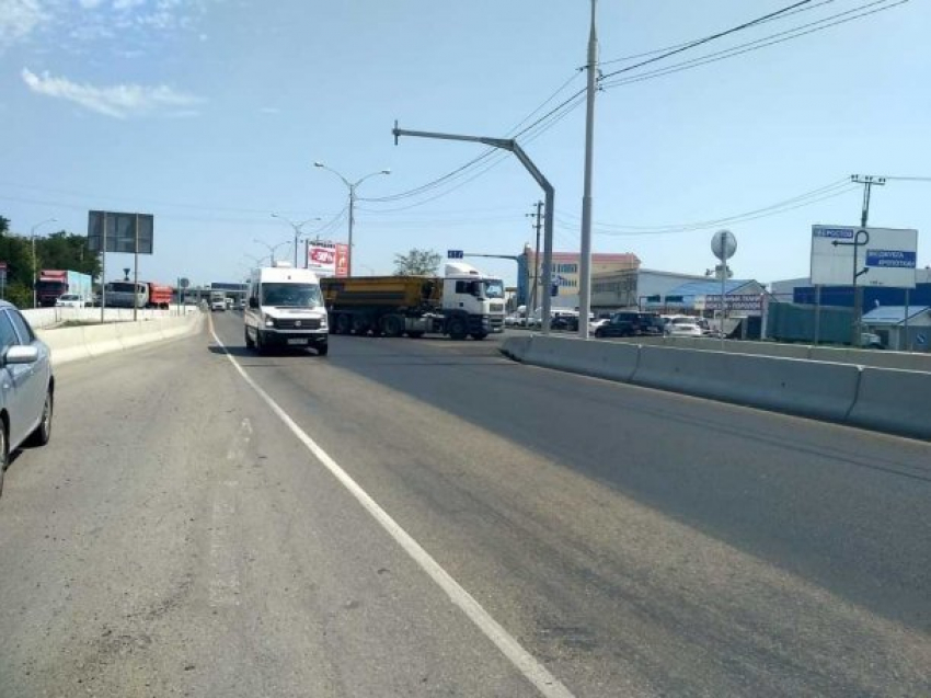  Поплывший от дождя асфальт на улице Уральской в Краснодаре вновь заменили на новый 