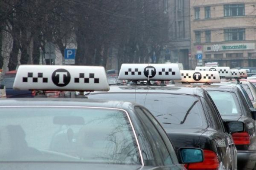 В Новороссийске протестующие таксисты перекрыли движение
