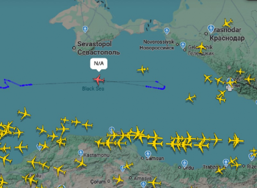 Военный самолёт США летает над морем вблизи Краснодарского края