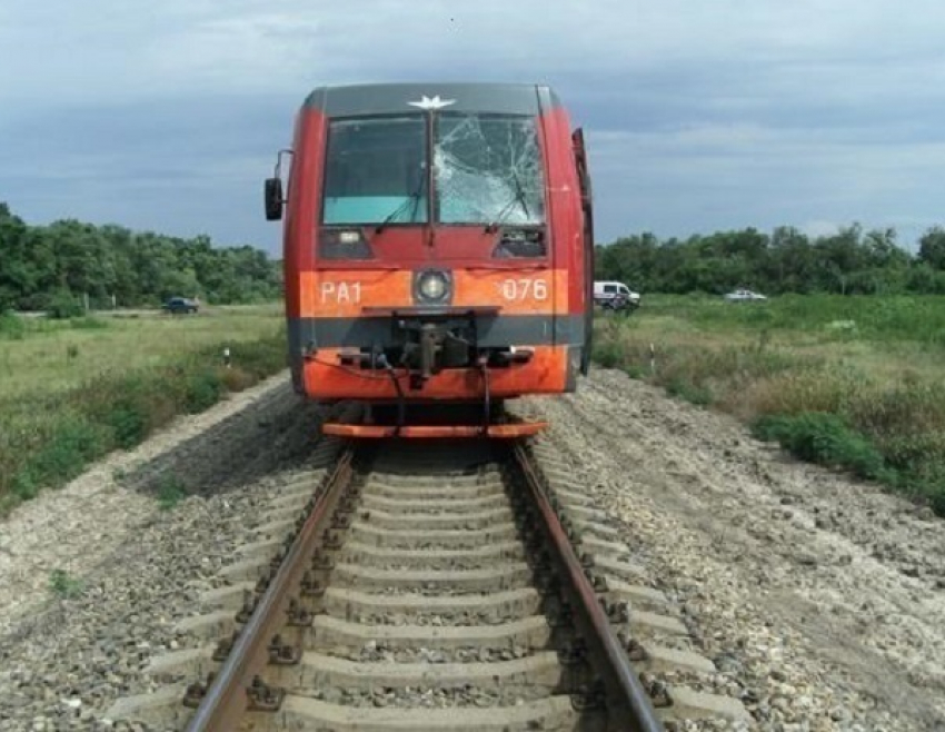 На Кубани погиб водитель трактора, после столкновения с поездом 