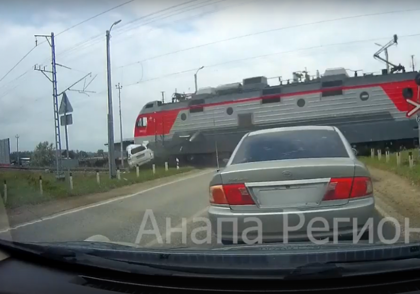 Очевидцы сняли на видео железнодорожную катастрофу под Анапой