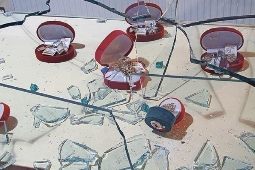  Трое в масках на Кубани ограбили ювелирный магазин на 1 млн рублей