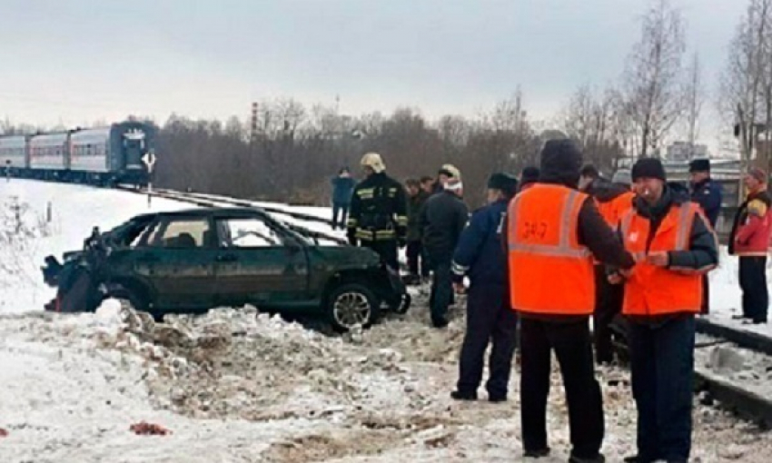 Под Новороссийском электричка протаранила «Ладу Калину»