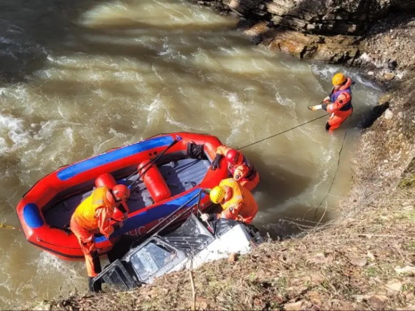 Двое погибли: машина с шестью людьми съехала в реку в Майкопском районе  