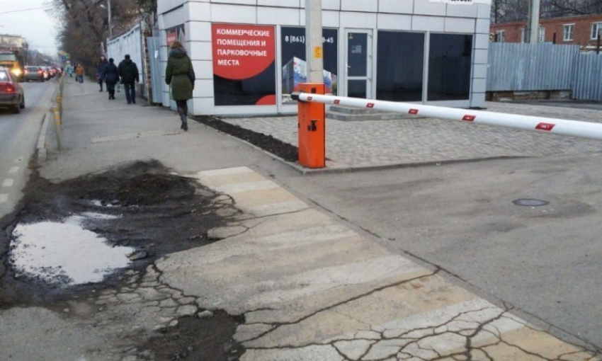  Жители Краснодара пожаловались на разбитый асфальт» на «зебре» по улице Промышленной 
