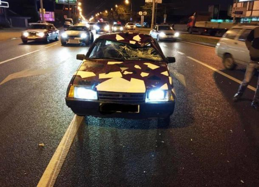 В Краснодаре легковушка сбила 19-летнего парня