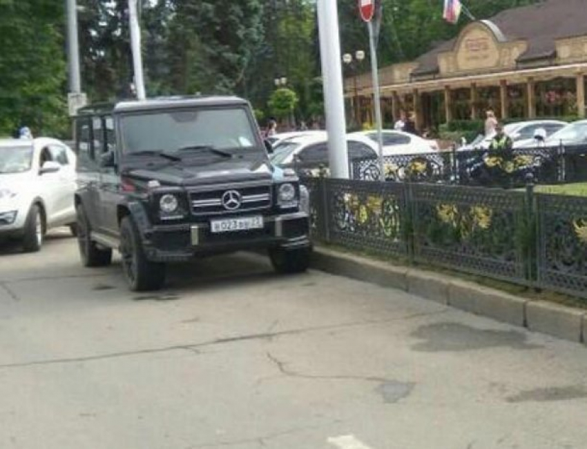  Мне плевать на всех, я паркуюсь где хочу: крутой остановился посреди дороги в центре Краснодара 