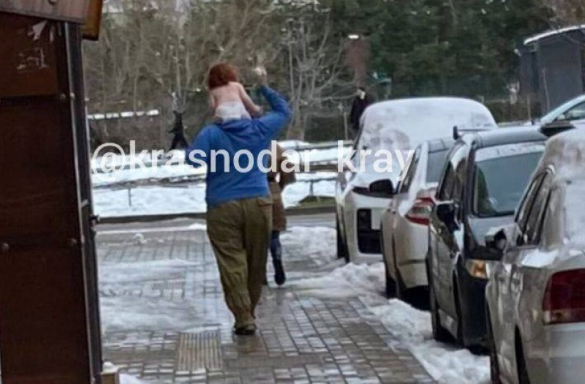 В Краснодаре мужчина вынес на улицу девочку в одном подгузнике и натирал её снегом