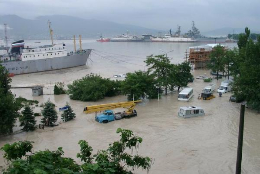 Видео: Новороссийск после мощного ливня ушел под воду - Российская газета