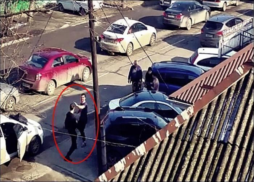 Дорожный конфликт спровоцировал драку водителей в Краснодаре