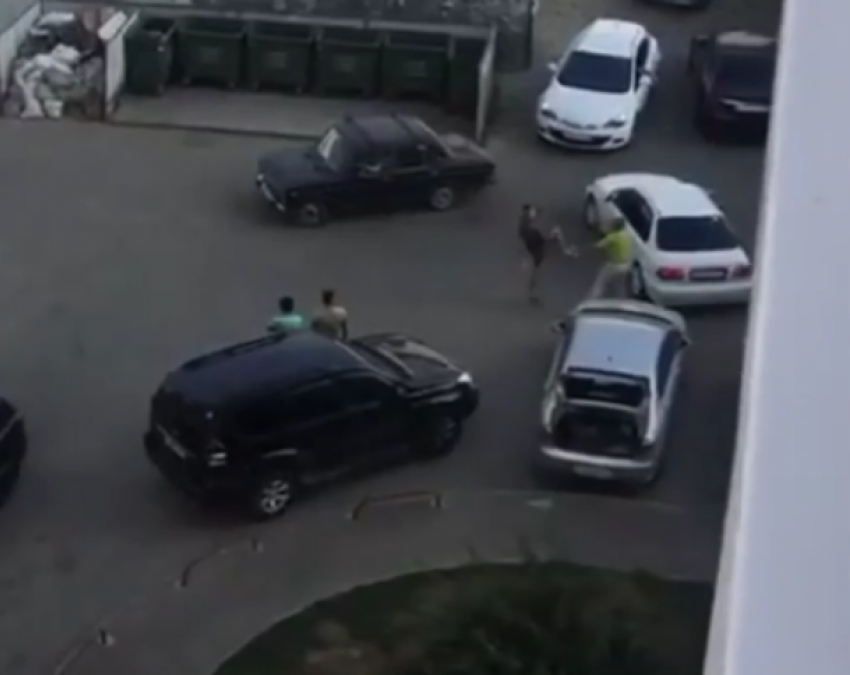  Водитель подрался с жителем дома из-за перекрытого двора в Краснодаре 
