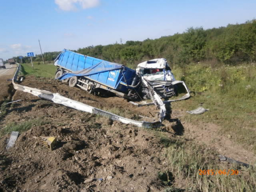 На Кубани «Лада» врезалась в большегруз, погиб мужчина 