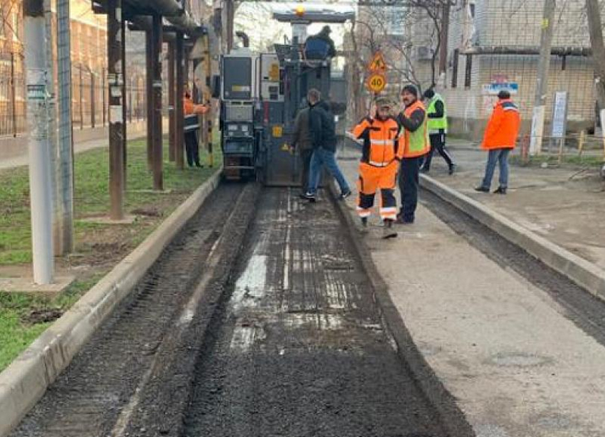 Власти Краснодара обещали отремонтировать улицу Новгородскую