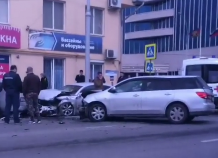  Нужен светофор: Жесткая авария с тремя машинами произошла в Краснодаре 