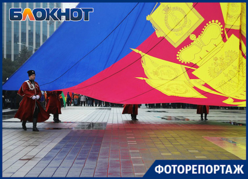 «Его знают в стране и во всем мире»: в Краснодаре отметили 100-летие флага Кубани 