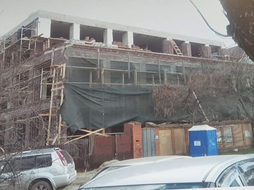 «Мириться не намерены»: трехэтажный коттедж на набережной реки Кубань возмутил мэра Алексеенко