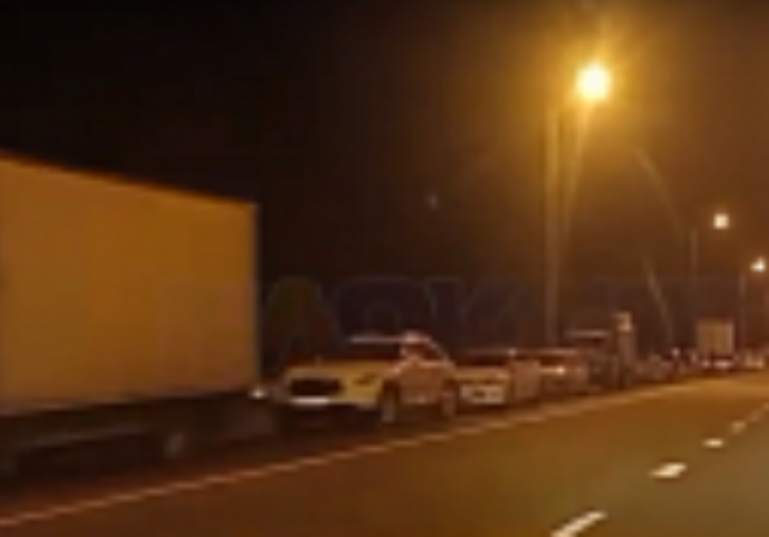 Более 1000 машин стоят на въезде на Крымский мост