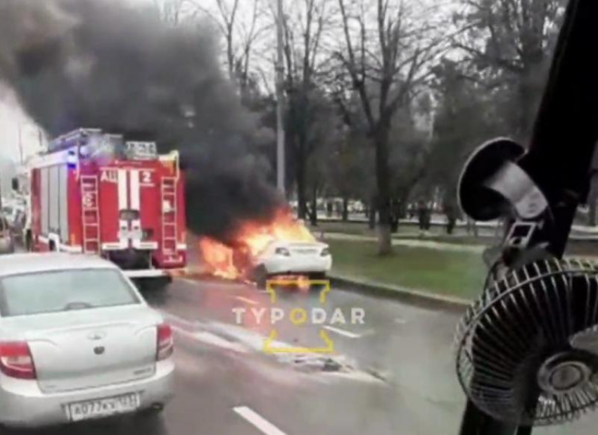В центре Краснодара на дороге сгорел автомобиль