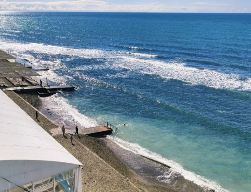 Люди купаются и загорают: Чёрное море на Кубани прогрелось до +20 градусов