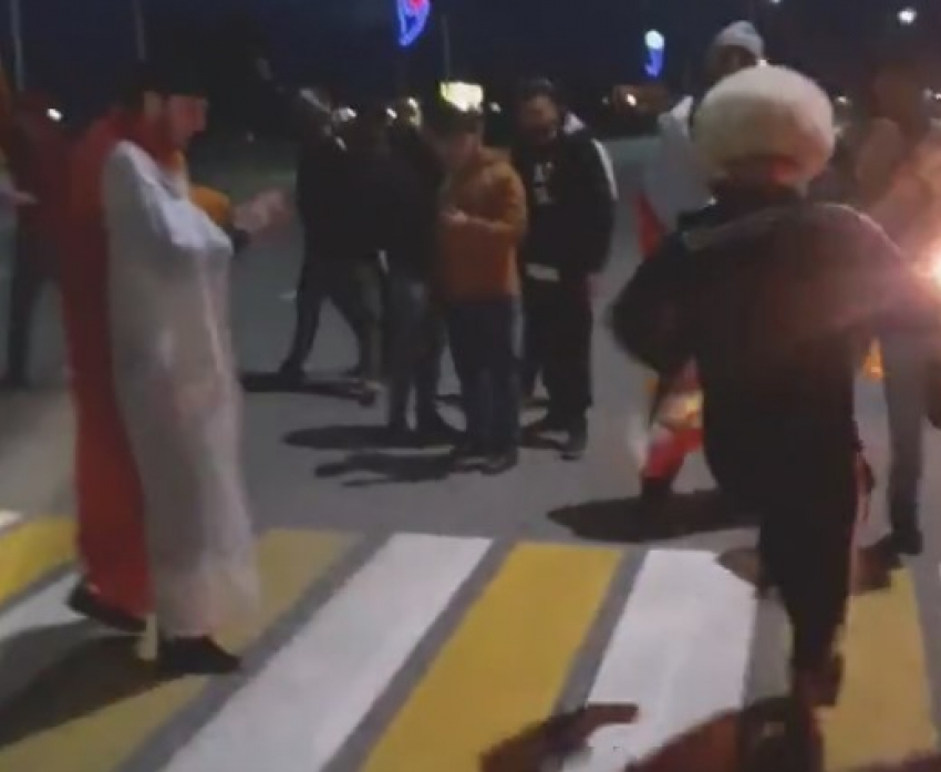 Перекрыли дорогу и станцевали лезгинку в честь победы российского боксера в Сочи