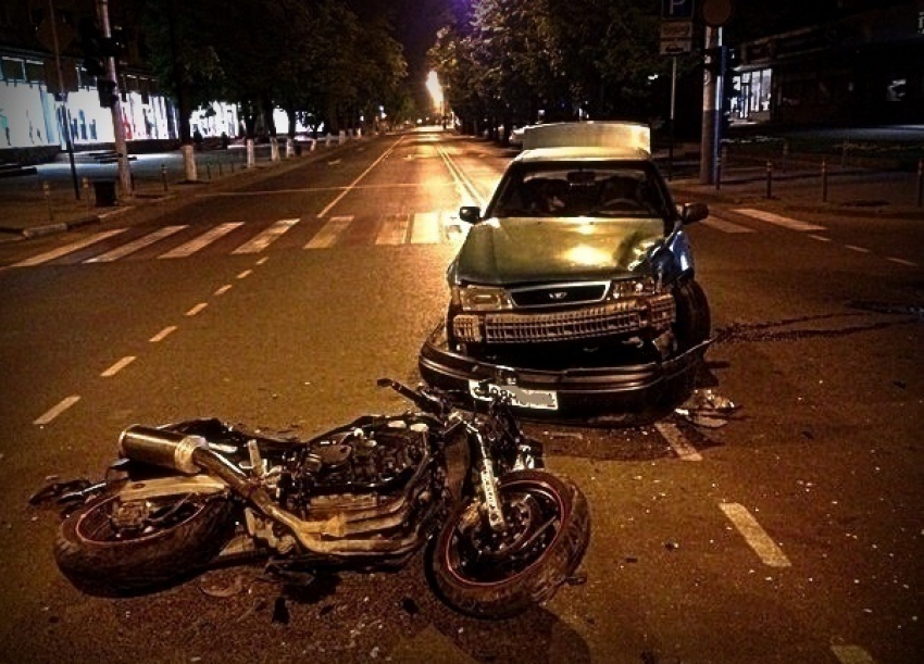  Краснодарский мотоциклист врезался в иномарку и бросил своего раненого пассажира