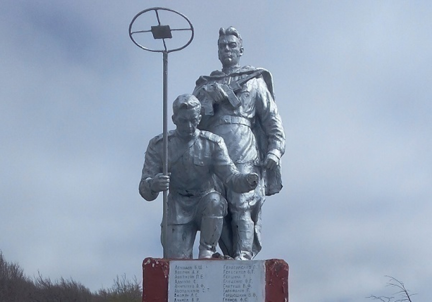 В Новороссийске разрушается скульптура на Братской могиле 