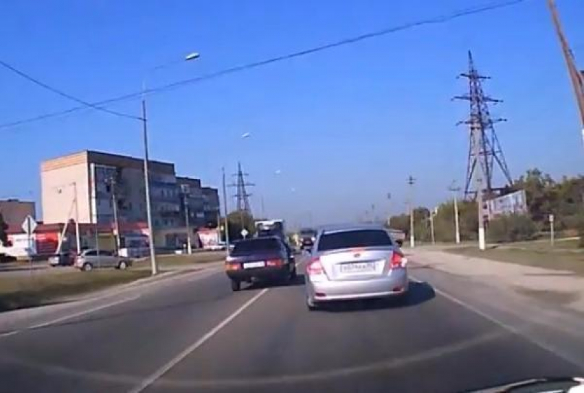 Кубанские водители возмущены поведением «баклажана» на дороге