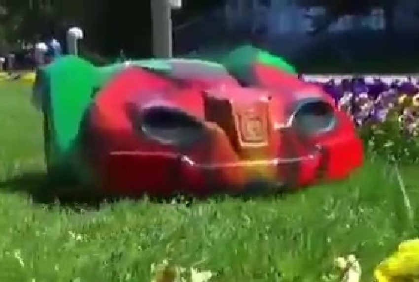 Робота «наняли» стричь газон перед анапской администрацией