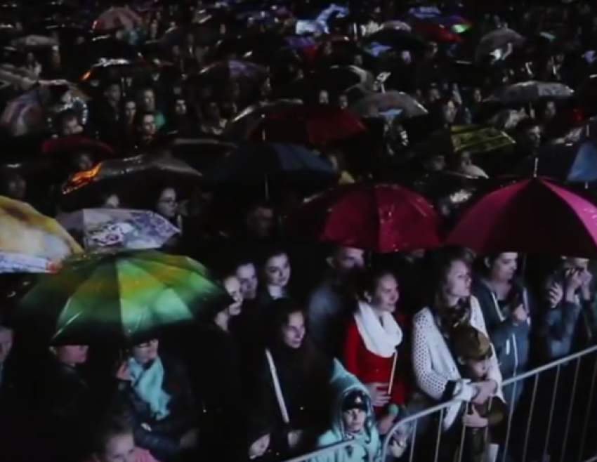 Брызги салюта сквозь капли дождя: видео праздничного салюта в Краснодаре 9 мая