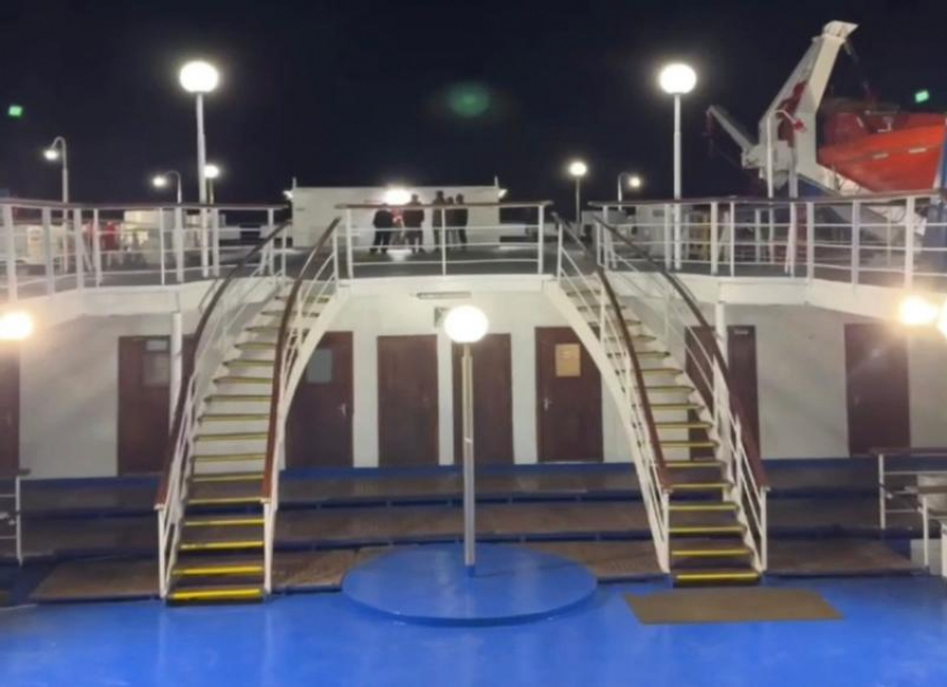 Третьи сутки пассажиры парома не могут вернуться на Кубань: причины и мнения