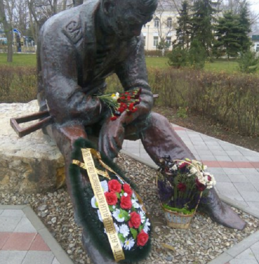 В Анапе на венке погибшим в Чечне сделали грубые ошибки