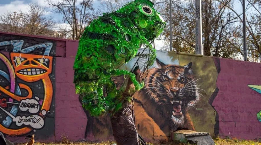 Огромного хамелеона в стиле треш-арт собрали из отходов в Краснодаре