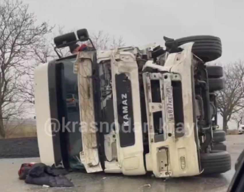 В Краснодарском крае образовалась 20-километровая пробка из-за ДТП с фурой