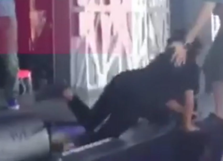  Бузова упала со сцены на «Новой волне» в Сочи 