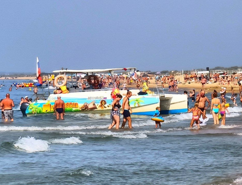 «Многие забили на школу»: на пляже в Анапе наступило 32-е августа