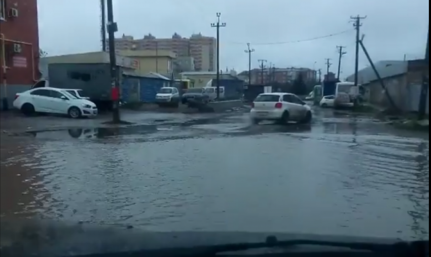  После дождя под водой оказалась улица Шаляпина в Краснодаре 