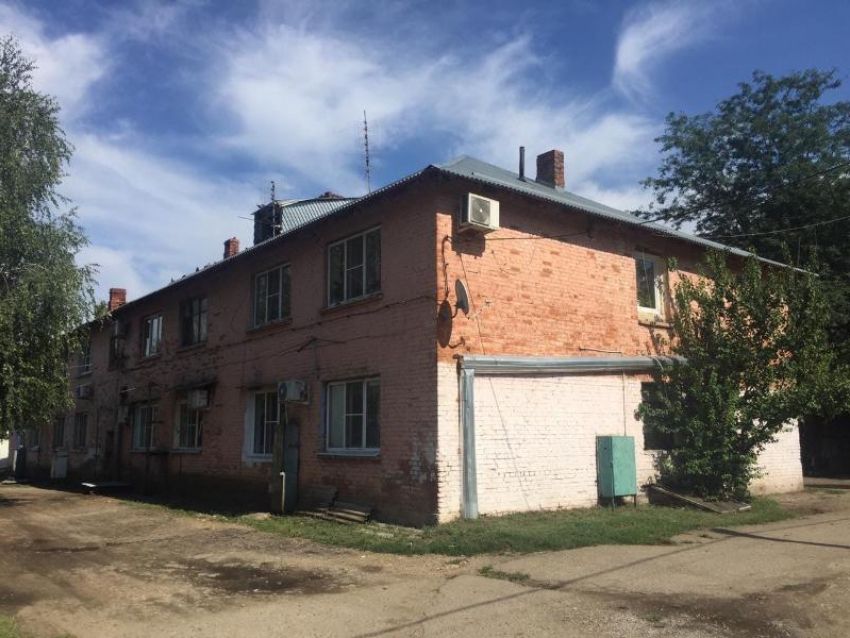 В общежитии Краснодара обрушился потолок: дом не признавали аварийным 15 лет