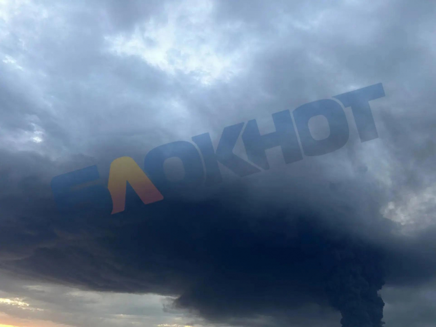 В Краснодаре обломки попали в многоквартирные дома и загорелся складской комплекс 