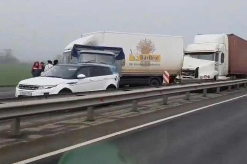Внедорожник и четыре грузовика столкнулись под Краснодаром