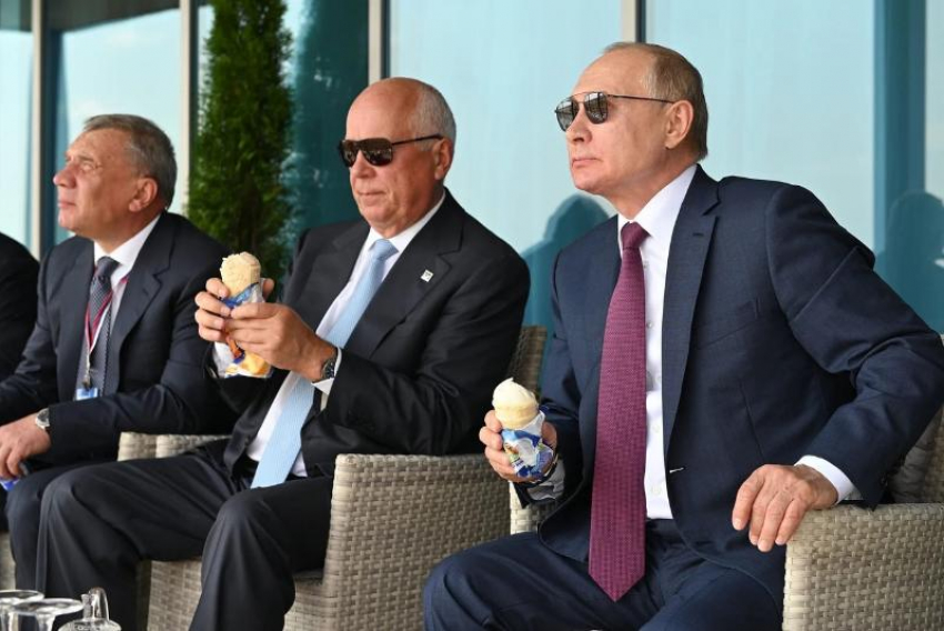 Путин во время МАКС-2021 съел «Коровку из Кореновки"