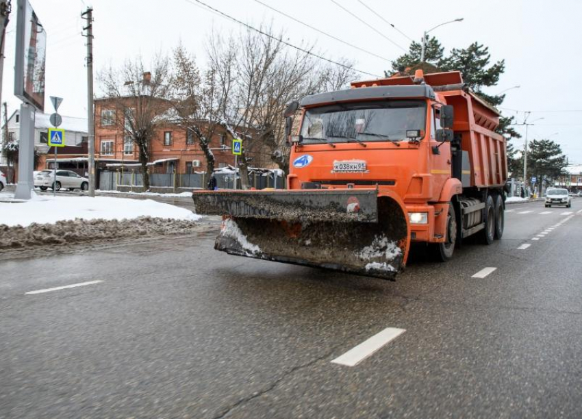 В Краснодаре продолжаются снегоуборочные работы