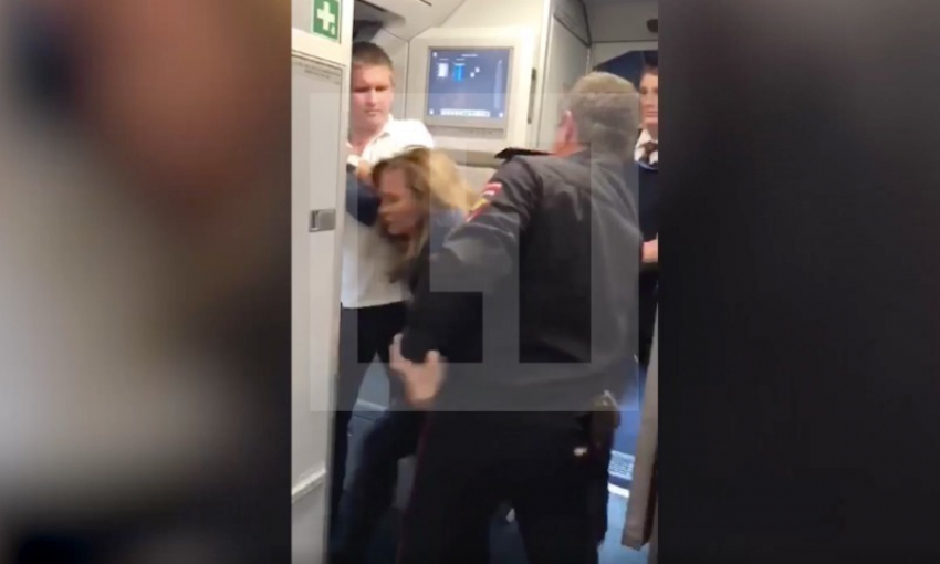 "Ты на кого вызвала полицию?» - буйная дама устроила дебош в прилетевшем в Сочи самолете